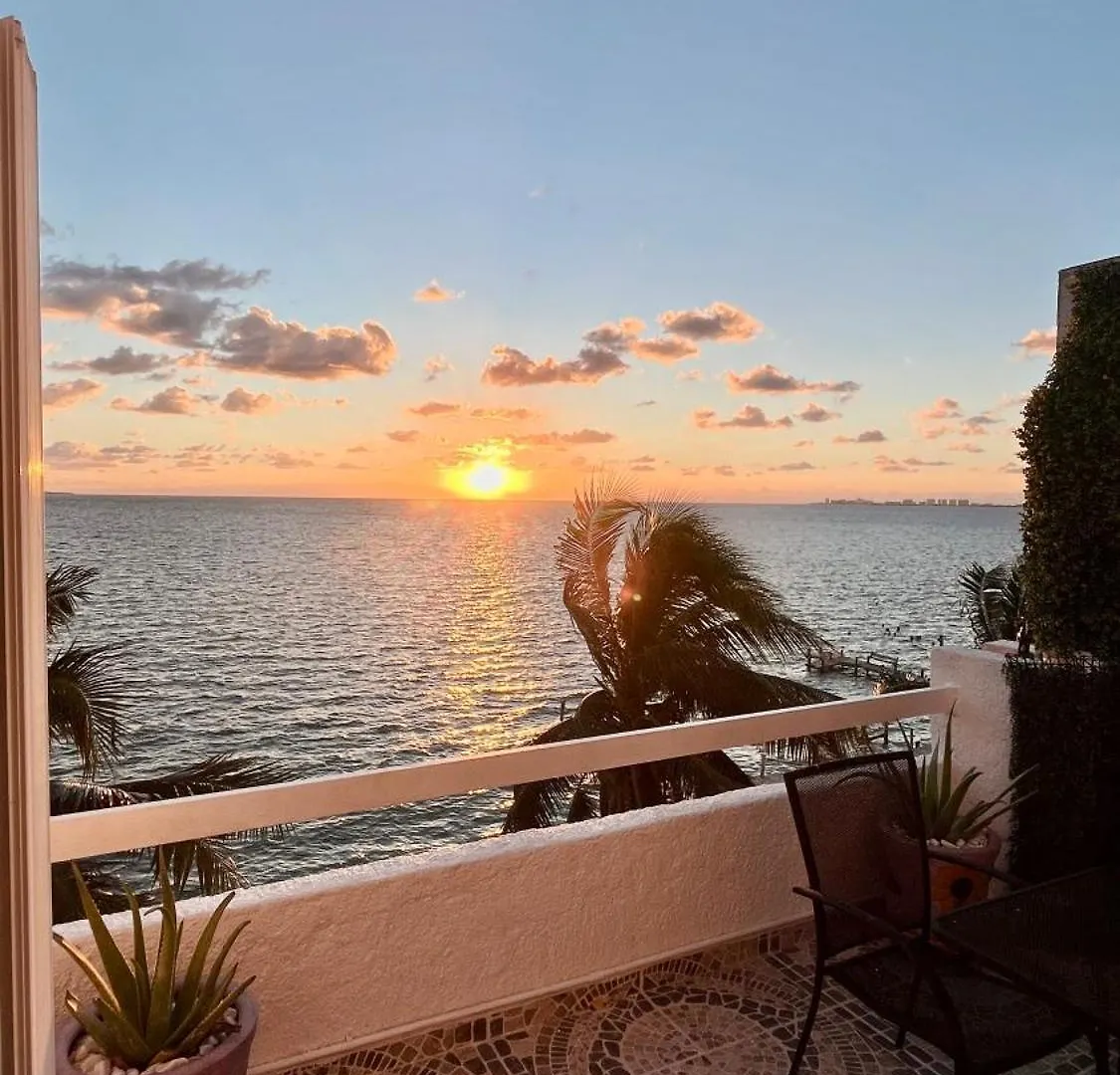 Beautiful Apartment In Cancun Beach Front Ocean View