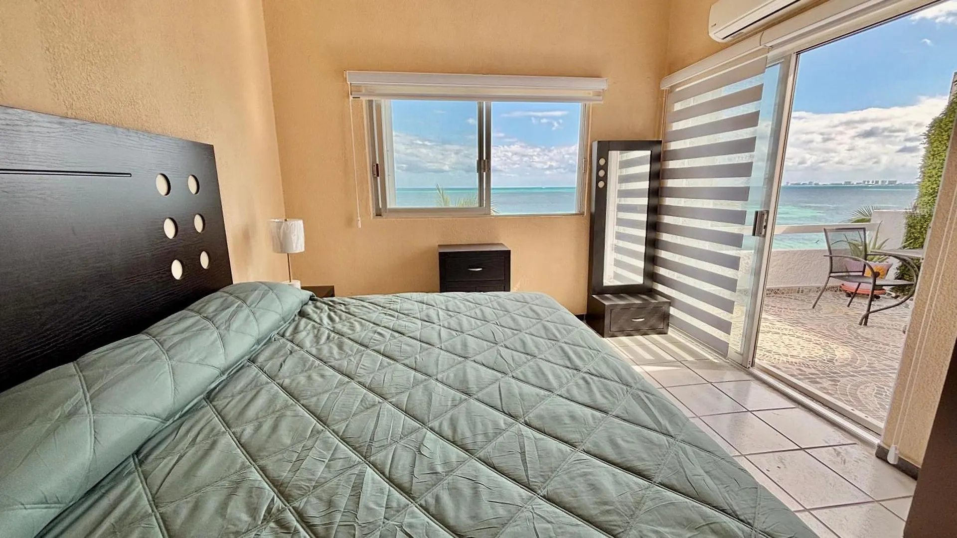 Beautiful Apartment In Cancun Beach Front Ocean View